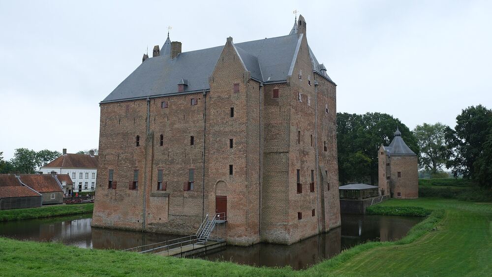 Slot Loevestein achter de slotgracht